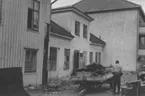 Enköping, kvarteret Borgmästaren nr 4. I bakgrunden byggnaden å tomt nr 8. Oktober 1957