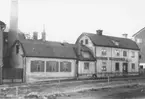 Enköping, kvarteret Bryggaren nr 4 och 5, Kungsgatan 9 B och 11, mot söder, juli 1957