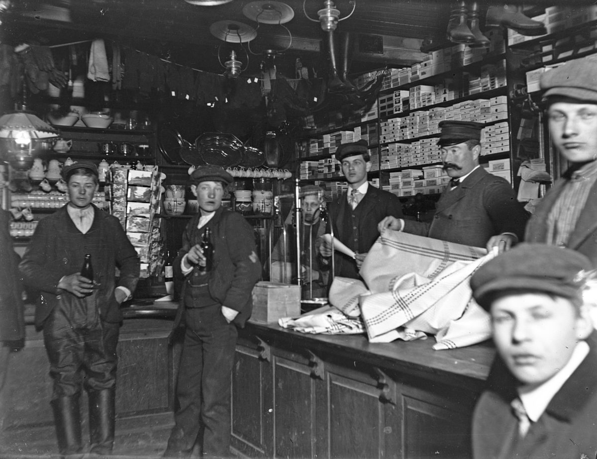 Uppland, Breds socken, Bredsdal. "Säljboa, interiör". Fotot är taget den 26 mars 1910 klockan 20.