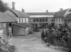 Löfgrenska färgeriet, Munksundsgatan 2, Enköping, 1900. Längst in sannolikt innehavaren Alexius Löfgren (1838-1901).