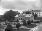 Trekanten (Afzelii plan), tingshuset och läroverket/realskolan, Kyrkogatan, Enköping, vy från söder, ca 1903-1912.