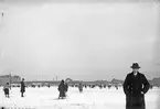 Skridskoåkare på Munksjöns is i Jönköping. Längst till höger fotograf Gustav Andersson.