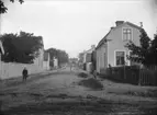 Rådmansgatan, Enköping, vy från sydöst och Östra Ringgatan, troligen 6 september 1907.