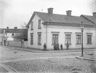 Källgatan 5 - Eriksgatan 25 A, Enköping, vy från norr, ca 1910