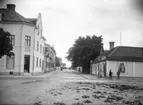 Torggatan, Enköping, vy från nordväst och korsningen med Västra Ringgatan, 1908.