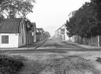 Eriksgatan, Enköping, vy från nordöst och korsningen med Tullgatan, 1907.