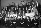 33 män och kvinnor i ett gruppfoto, några av dem är utklädda.