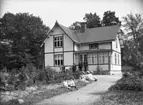 Marielund, Nederbyholm (Koholmen), Enköpings-Näs socken, Uppland, 14 juli 1912. Trädgårdsmästare August Robert Lagerqvist (1864-1947) med familj m.fl.