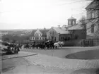 Begravningståg (oidentifierad), kyrkbacken, Kyrkogatan, Enköping, vy från öster, ca 1907-1913