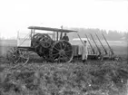 Plöjning vid Nyckelby gård, Övergrans socken, Uppland, 18 maj 1911. Traktorn som syns är enligt uppgift en av de allra första sålda i Sverige.