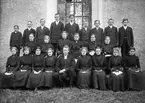 Konfirmandgrupp vid Veckholms kyrka, Uppland, 10 maj 1913. I mitten komminister Mats Åmark (1882-1973).