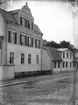 F.d. handlande F. O. Wårmans (1837-1924) gård, Kungsgatan 2, Enköping, vy från söder, 24 september 1908.