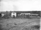 Timmerman Lars Fredrik Andersson med familj, Kvarngården (adress Åsen 1), Kyrkåsen, Enköping, vy från sydväst, troligen 25 augusti 1912