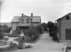 Trädgårdsmästare Carl Johan Asplund (1852-1926) m.fl. vid sin gård, Södra området 2, Korsängen, Enköping, vy från nordväst.