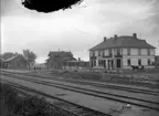 Från vänster järnvägsstationen, hotellet, S. F. Lindgrens skoaffär samt Fritiof Lundqvists affär, Grillby, Villberga socken, Uppland, vy från nordväst, troligen 12 september 1904