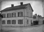 Kryddgårdsgatan 26 - Källgatan 3, Enköping, vy från öster, sannolikt tidigast 1914