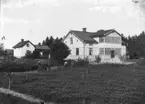 Slaktare Kristian Andersson (1856-1908) med familj, Skälby, Vårfrukyrka socken, Uppland. Huset fr.o.m. 1908 Vårfrukyrka fattighus, senare ålderdomshem.