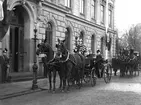 Kung Oskar den II på besök i Jönköping. Här har vagnen stannat utanför länsresidenset på Skolgatan.