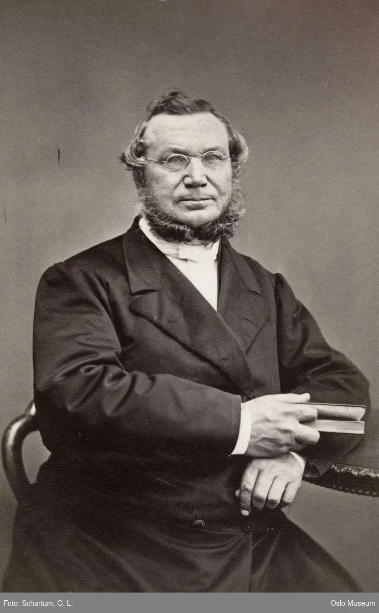portrett, mann, prest, bok, sittende halvfigur