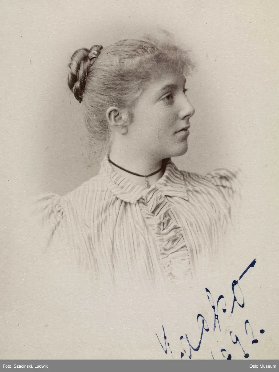 portrett, kvinne, vignettert brystbilde