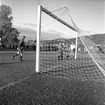 Fotboll på Vapenvallen i Huskvarna mellan HIF och Kinna den 24 oktober 1955.