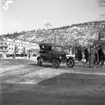 Fordon till beskådning i Huskvarna. 1950-tal. Bilen är en T-Ford från år 1921-1922.