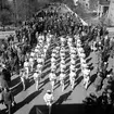 Huskvarna Skolors Gossmusikkår med besök av Norska Musikkåren tågar genom Huskvarna stad den 20 april 1955.