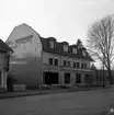 Rivning av Martin Johanssons Musikhandel i korsningen Rosenborgsgatan - Jönköpingsvägen i Huskvarna den 24 januari 1964.