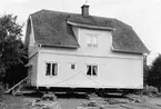 Lärarbostaden i Tenhult, byggd år 1910. 1965  flyttades bostaden till tomt på andra sidan Mickels väg av husflyttningsfirman Melin & Co, Södra Unnaryd.