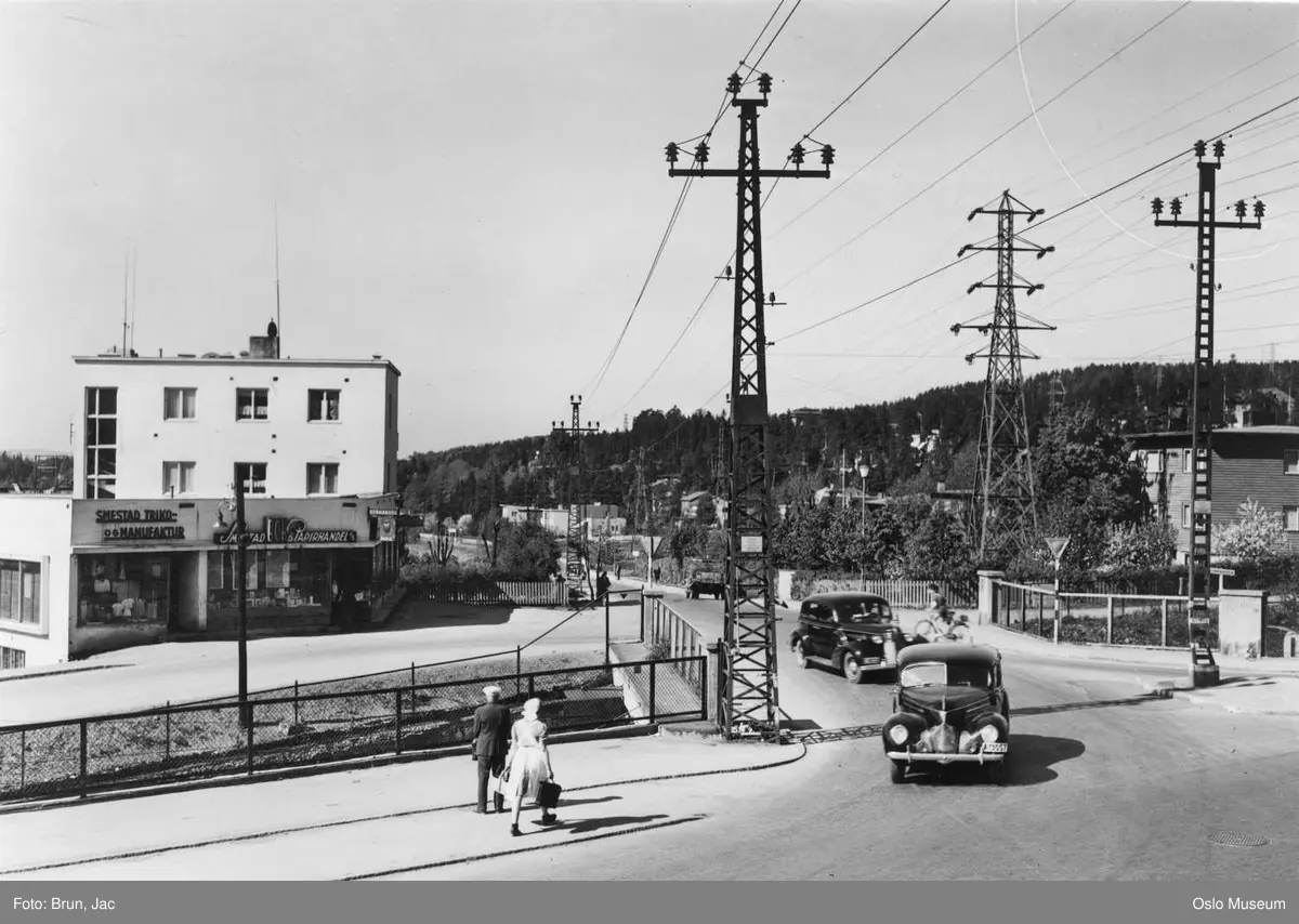 veiryss, biler, mennesker, forretningsgård, trikkelinje, villabebyggelse