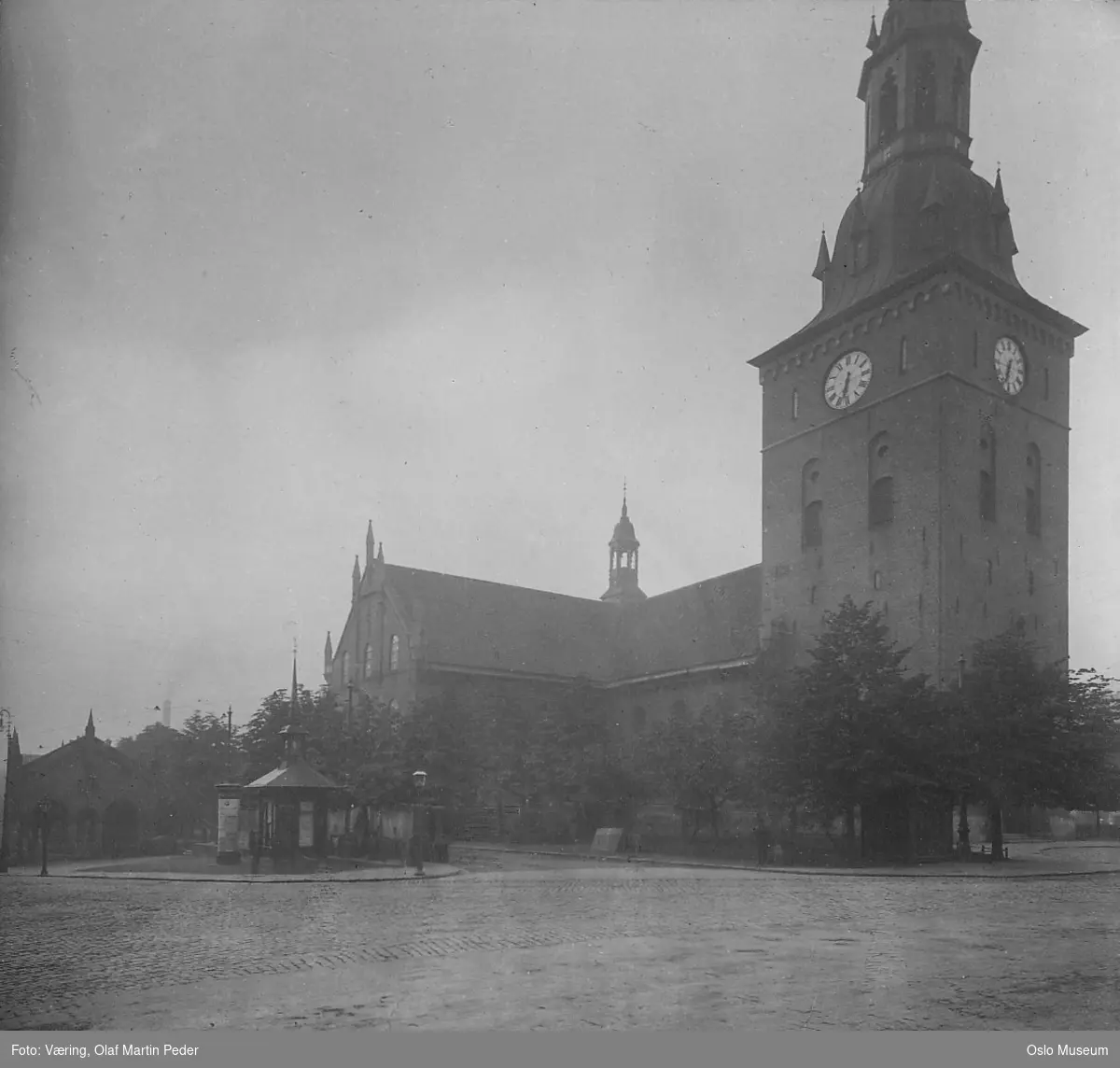 Vår Frelsers kirke, basarer, kiosk, plakatsøyle