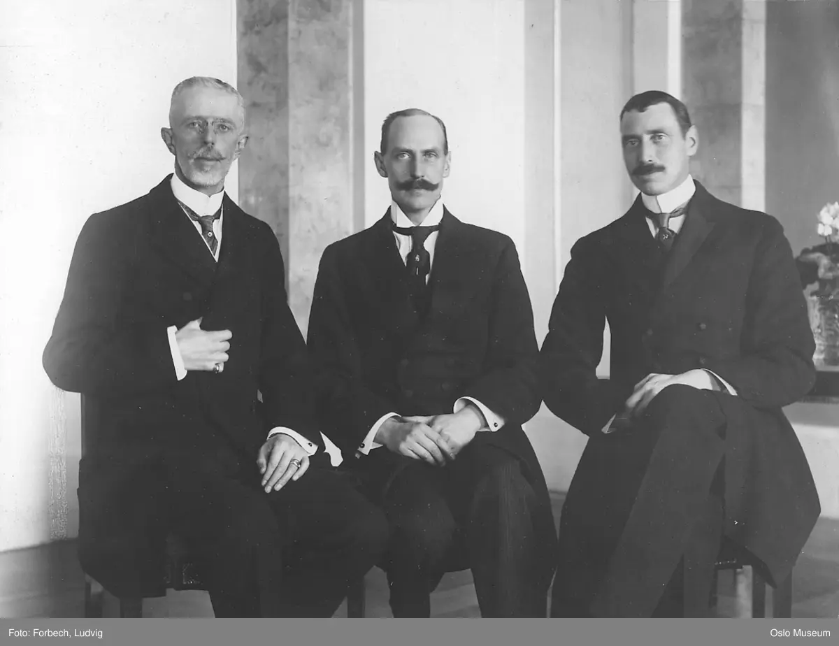 gruppeportrett, konger, sittende knefigur