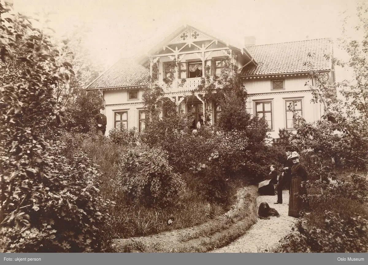 Villa Soilhaug, sveitservilla, veranda, hage, grusgang, kvinner, mann, hund