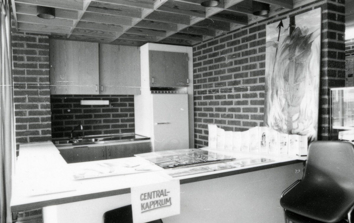 Bidrag till tävling om utsmyckning av Kattegattskolan. Utställning i Söndrums bibliotek mars 1982.
Motivtext foto 1 Text från neg nr H 85:16. Förslag för korridor fr v. Kerstin Trollberg, Laholm (2:a pris), Barbro Jönsson, Halmstad (3:e pris).
Motivtext foto 2 Korridorförslag.
Motivtext foto 3-4 Förslag för Centralkapprummet (skärmvägg mellan cafeteria och entrén). Barbro Jönsson (1:a pris), Thomas Frisk (2:a pris), Maria Lundqvist (3:e pris).
Motivtext foto 5 Thomas Frisk, se neg nr H 85:24 (foto 3).
Motivtext foto 6-10 Bidrag till tävling om utsmyckning av Kattegattskolan.
Motivtext foto 11-15 Bidrag till tävling om utsmyckning av Kattegattskolan.
Foto 1 neg nr H 85:22.
Foto 2 neg nr H 85:23.
Foto 3-4 neg nr H 85:24-25.
Foto 5 neg nr H 85:26.
Foto 6-10 neg nr H 85:27-31.
Foto 11-15 neg nr H 85:32-36.