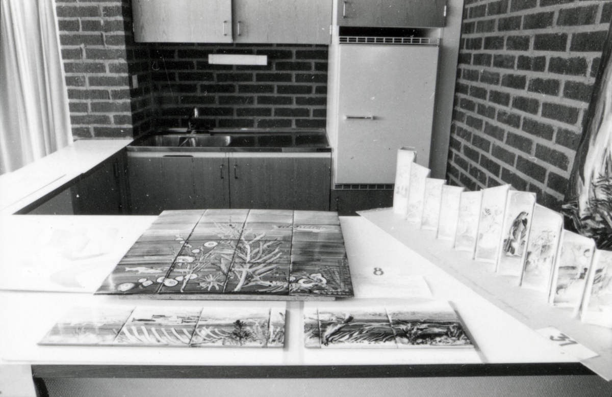 Bidrag till tävling om utsmyckning av Kattegattskolan. Utställning i Söndrums bibliotek mars 1982.
Motivtext foto 1 Text från neg nr H 85:16. Förslag för korridor fr v. Kerstin Trollberg, Laholm (2:a pris), Barbro Jönsson, Halmstad (3:e pris).
Motivtext foto 2 Korridorförslag.
Motivtext foto 3-4 Förslag för Centralkapprummet (skärmvägg mellan cafeteria och entrén). Barbro Jönsson (1:a pris), Thomas Frisk (2:a pris), Maria Lundqvist (3:e pris).
Motivtext foto 5 Thomas Frisk, se neg nr H 85:24 (foto 3).
Motivtext foto 6-10 Bidrag till tävling om utsmyckning av Kattegattskolan.
Motivtext foto 11-15 Bidrag till tävling om utsmyckning av Kattegattskolan.
Foto 1 neg nr H 85:22.
Foto 2 neg nr H 85:23.
Foto 3-4 neg nr H 85:24-25.
Foto 5 neg nr H 85:26.
Foto 6-10 neg nr H 85:27-31.
Foto 11-15 neg nr H 85:32-36.