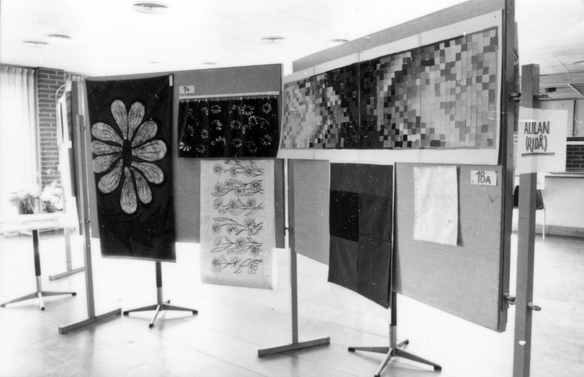 Bidrag till tävling om utsmyckning av Kattegattskolan. Utställning i Söndrums bibliotek mars 1982.
Motivtext foto 1 Text från neg nr H 85:16. Förslag för korridor fr v. Kerstin Trollberg, Laholm (2:a pris), Barbro Jönsson, Halmstad (3:e pris).
Motivtext foto 2 Korridorförslag.
Motivtext foto 3-4 Förslag för Centralkapprummet (skärmvägg mellan cafeteria och entrén). Barbro Jönsson (1:a pris), Thomas Frisk (2:a pris), Maria Lundqvist (3:e pris).
Motivtext foto 5 Thomas Frisk, se neg nr H 85:24 (foto 3).
Motivtext foto 6-10 Bidrag till tävling om utsmyckning av Kattegattskolan.
Motivtext foto 11-15 Bidrag till tävling om utsmyckning av Kattegattskolan.
Foto 1 neg nr H 85:22.
Foto 2 neg nr H 85:23.
Foto 3-4 neg nr H 85:24-25.
Foto 5 neg nr H 85:26.
Foto 6-10 neg nr H 85:27-31.
Foto 11-15 neg nr H 85:32-36.