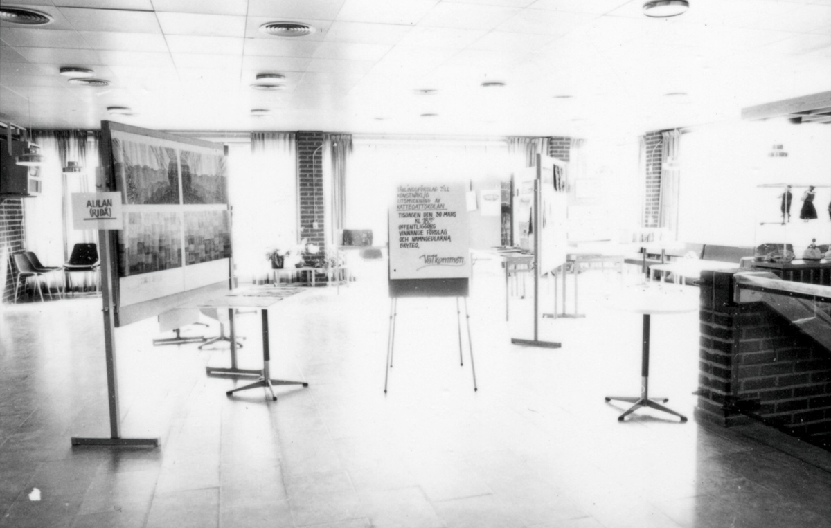 Bidrag till tävling om utsmyckning av Kattegattskolan. Utställning i Söndrums bibliotek mars 1982.
Motivtext foto 1 Text från neg nr H 85:16. Förslag för korridor fr v. Kerstin Trollberg, Laholm (2:a pris), Barbro Jönsson, Halmstad (3:e pris).
Motivtext foto 2 Korridorförslag.
Motivtext foto 3-4 Förslag för Centralkapprummet (skärmvägg mellan cafeteria och entrén). Barbro Jönsson (1:a pris), Thomas Frisk (2:a pris), Maria Lundqvist (3:e pris).
Motivtext foto 5 Thomas Frisk, se neg nr H 85:24 (foto 3).
Motivtext foto 6-10 Bidrag till tävling om utsmyckning av Kattegattskolan.
Motivtext foto 11-15 Bidrag till tävling om utsmyckning av Kattegattskolan.
Foto 1 neg nr H 85:22.
Foto 2 neg nr H 85:23.
Foto 3-4 neg nr H 85:24-25.
Foto 5 neg nr H 85:26.
Foto 6-10 neg nr H 85:27-31.
Foto 11-15 neg nr H 85:32-36.