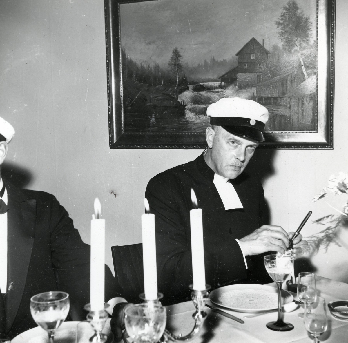 1918 års studenter vid Halmstads Högre Allmänna Läroverk firar 40-årigt studentjubileum på Villa Nostra 1958.

Foto 1 Från vänster: läroverksadjunkt Carl Rosengren, Eskilstuna, stationsinspektör Hugo Gyllenholm, Mjölby, rektor Snorre Norrgren, Kristianstad, civiling. Gösta Ekvall, Örebro, godsägare David Andersson, Eldsberga, riksbanksdirektör Nils Möller, Västerås, generalkonsul Måns Hallberg, Rangoon, (bakom honom), direktören för Svenska Elverksföreningen Hugo Månsson, skymt bredvid honom med endast mössan synlig folkskollärare Gustaf Högstedt, Halmstad, kamrer Torsten Nordhoff, Halmstad, f.d. chefredaktör Eric Hägge, Halmstad, f.d. rektor Erik Hernqvist, Halmstad, 1:e byråsekreterare Bertil Dahlgren, Stocksund, tandläkare Bengt Ahlberg, Halmstad, häradsskrivare Daniel Cervin, Halmstad, kyrkohede Simon Röstin, S Åsum och komminister Tage Stenbäck, Holm.
Se Gamla Halmstads Årsbok 1958, dikt av Gustaf Högstedt (sid 291). 
Foto 2 Daniel Cervin, Erik Hernqvist, Torsten Nordhoff.
Foto 3 Tage Stenbäck, Eric Hägge, Snorre Norrgren.
Foto 4 Simon Röstin.
Foto 5 Daniel Cervin och Erik Hernqvist.
Foto 6 Måns Hallberg, Bertil Dahlgren, Carl Rosengren.
Foto 7 Hugo Månsson, Gustaf Högstedt, Bengt Ahlberg.
Foto 8 Tage Stenbäck, Eric Hägge, Snorre Norrgren.
Foto 9 Nils Möller och Gösta Ekvall.
Foto 10  Hugo Gyllenholm och David Andersson.
