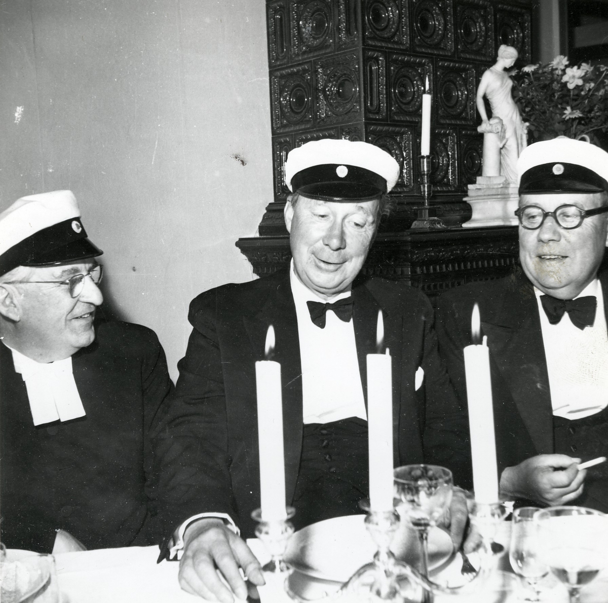 1918 års studenter vid Halmstads Högre Allmänna Läroverk firar 40-årigt studentjubileum på Villa Nostra 1958.

Foto 1 Från vänster: läroverksadjunkt Carl Rosengren, Eskilstuna, stationsinspektör Hugo Gyllenholm, Mjölby, rektor Snorre Norrgren, Kristianstad, civiling. Gösta Ekvall, Örebro, godsägare David Andersson, Eldsberga, riksbanksdirektör Nils Möller, Västerås, generalkonsul Måns Hallberg, Rangoon, (bakom honom), direktören för Svenska Elverksföreningen Hugo Månsson, skymt bredvid honom med endast mössan synlig folkskollärare Gustaf Högstedt, Halmstad, kamrer Torsten Nordhoff, Halmstad, f.d. chefredaktör Eric Hägge, Halmstad, f.d. rektor Erik Hernqvist, Halmstad, 1:e byråsekreterare Bertil Dahlgren, Stocksund, tandläkare Bengt Ahlberg, Halmstad, häradsskrivare Daniel Cervin, Halmstad, kyrkohede Simon Röstin, S Åsum och komminister Tage Stenbäck, Holm.
Se Gamla Halmstads Årsbok 1958, dikt av Gustaf Högstedt (sid 291). 
Foto 2 Daniel Cervin, Erik Hernqvist, Torsten Nordhoff.
Foto 3 Tage Stenbäck, Eric Hägge, Snorre Norrgren.
Foto 4 Simon Röstin.
Foto 5 Daniel Cervin och Erik Hernqvist.
Foto 6 Måns Hallberg, Bertil Dahlgren, Carl Rosengren.
Foto 7 Hugo Månsson, Gustaf Högstedt, Bengt Ahlberg.
Foto 8 Tage Stenbäck, Eric Hägge, Snorre Norrgren.
Foto 9 Nils Möller och Gösta Ekvall.
Foto 10  Hugo Gyllenholm och David Andersson.