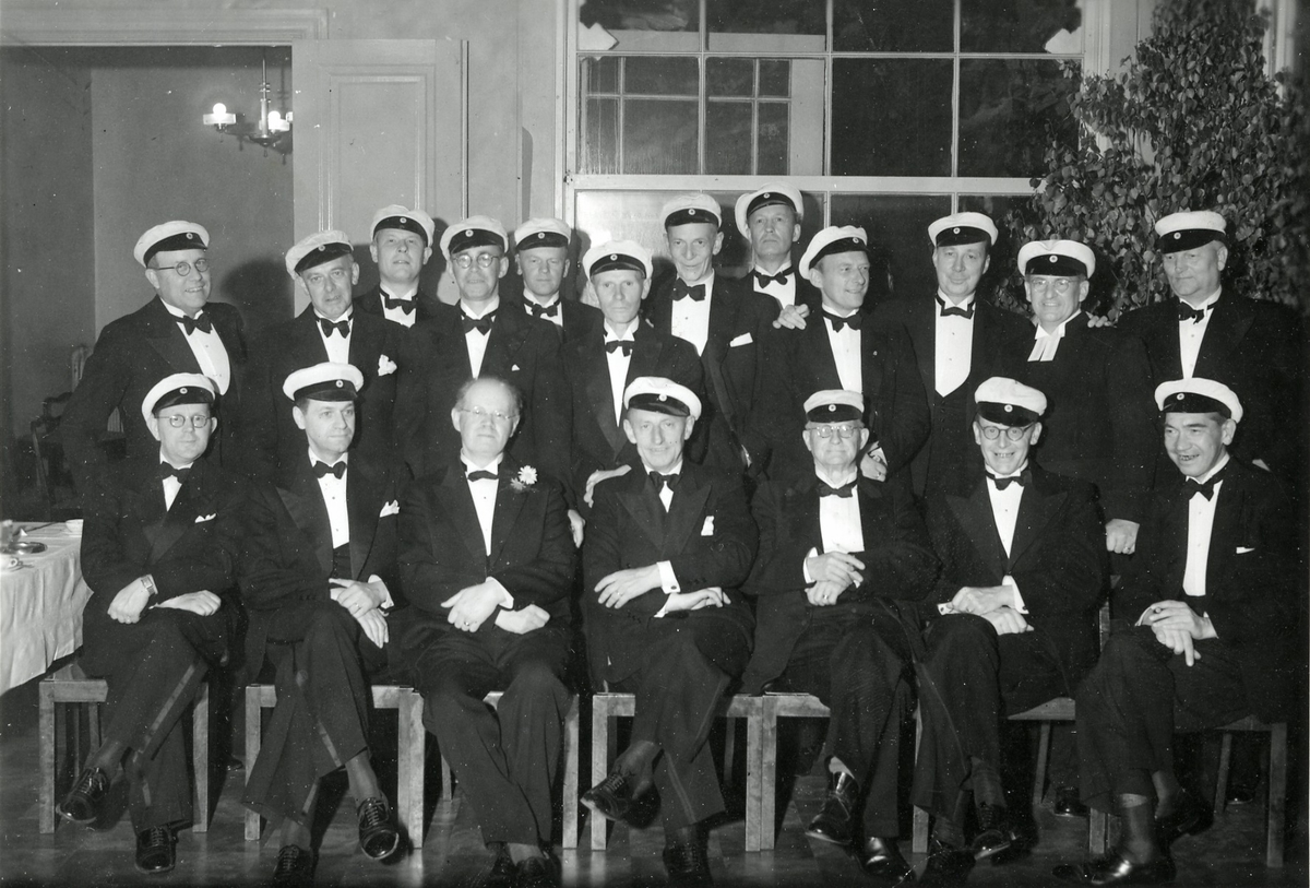 Foto 1.
1918 års studenter vid Halmstads Högre Allmänna Läroverk, samlade till 30-årsjubileum på Tivolirestaurangen i Norre Katts park, år 1948.
Sittande från vänster: Wetterstrand, Gösta Ekwall, rektor Erik Hernqvist, Torsten Nordhoff, O. I. Holmqvist, Robert Stjernman, Bengt Ahlberg, stående från vänster: Snorre Norrgren, Daniel Cervin, Rosengren, Gyllenholm, Bertil Dahlgren, Andersson (Fladje), Bertil Nygren, Torsten Åberg, Nils Möller, Eric Hägge, Tage Stenbäck, Gustaf Högstedt.
Foto 2. 
Studentjubileum, firat på Norre Katt 1938. 1918 års studenter firar 20 års jubileum. Sittande från vänster: lektor Alstermark, rektor Erik Hernqvist, lektor O. I. Holmqvist, vaktmästare C. Orreus. Stående från vänster: läroverksadj. Karl Rosengren, byråsekrekr. i televerket Bertil Dahlgren, d:o Wetterstrand, civiling. Hugo Månsson, häradsskrivare Daniel Cervin, tandläkare Bengt Ahlberg, folkskollärare Medi, tandläkare Erik Palmer, gymnastikdir. Thorsten Nordhoff, redaktör Eric Hägge, stationsinspektör Gyllenholm, folkskollärare Gustaf Högstedt, läroverksadjunkt Robert Stjernman, godsägare David Andersson.
