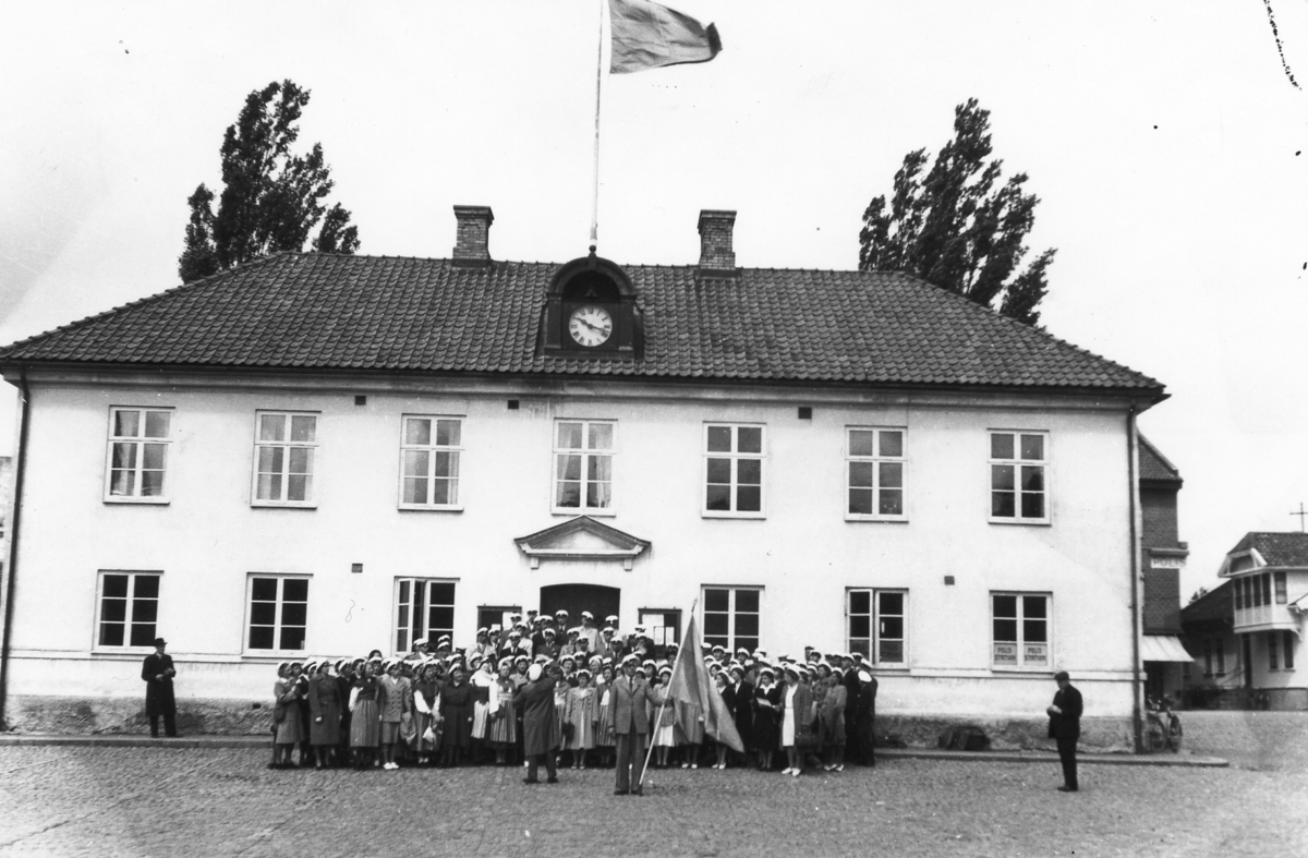 Falkenberg.
Gamla rådhuset.
Studentgrupp framför gamla rådhuset i Falkenberg.