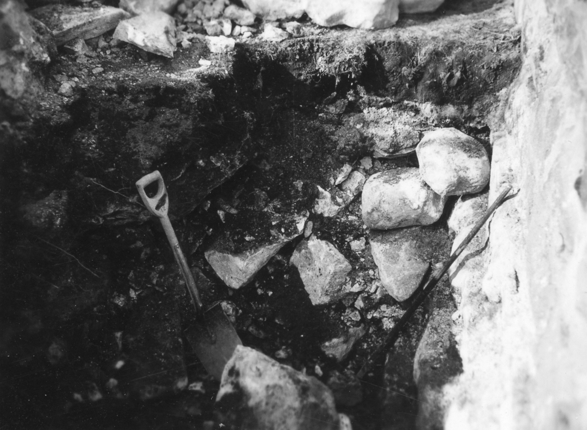 Utgrävning 1938 av Falkhusruinen. RAÄ 4.