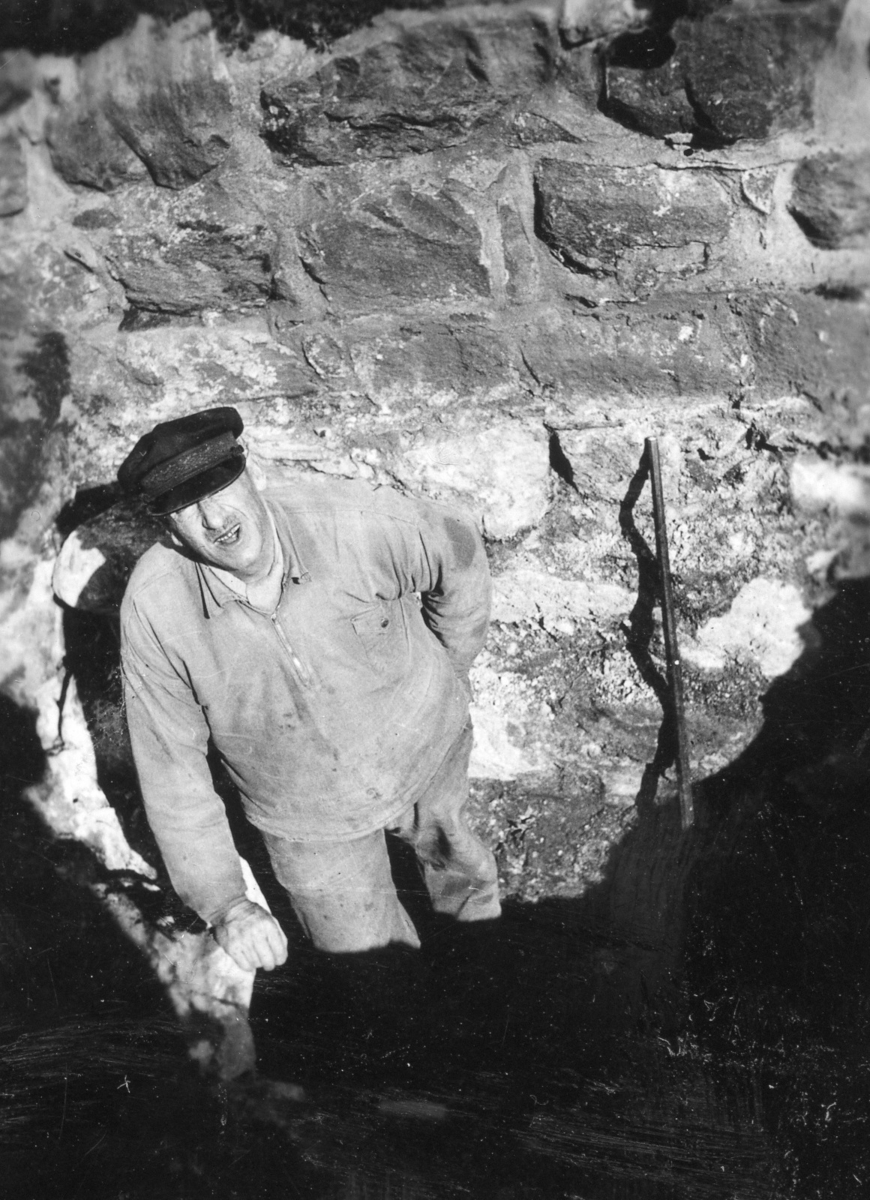 Utgrävning 1938 av Falkhusruinen. RAÄ 4.