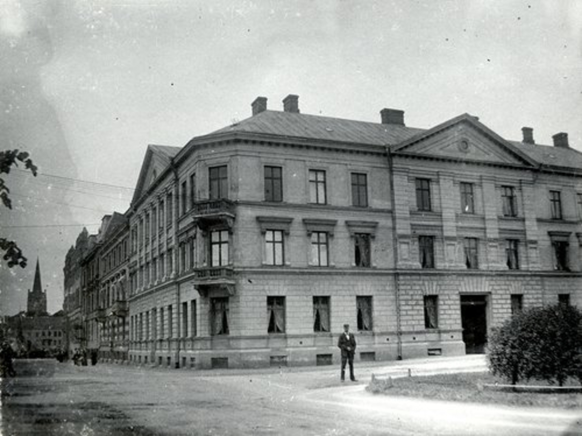 Halmstad, Viktoriagatan 7, Kungsgatan 17. Kv Guldfisken. I hörnet av Viktoriagatan och Kungsgatan.