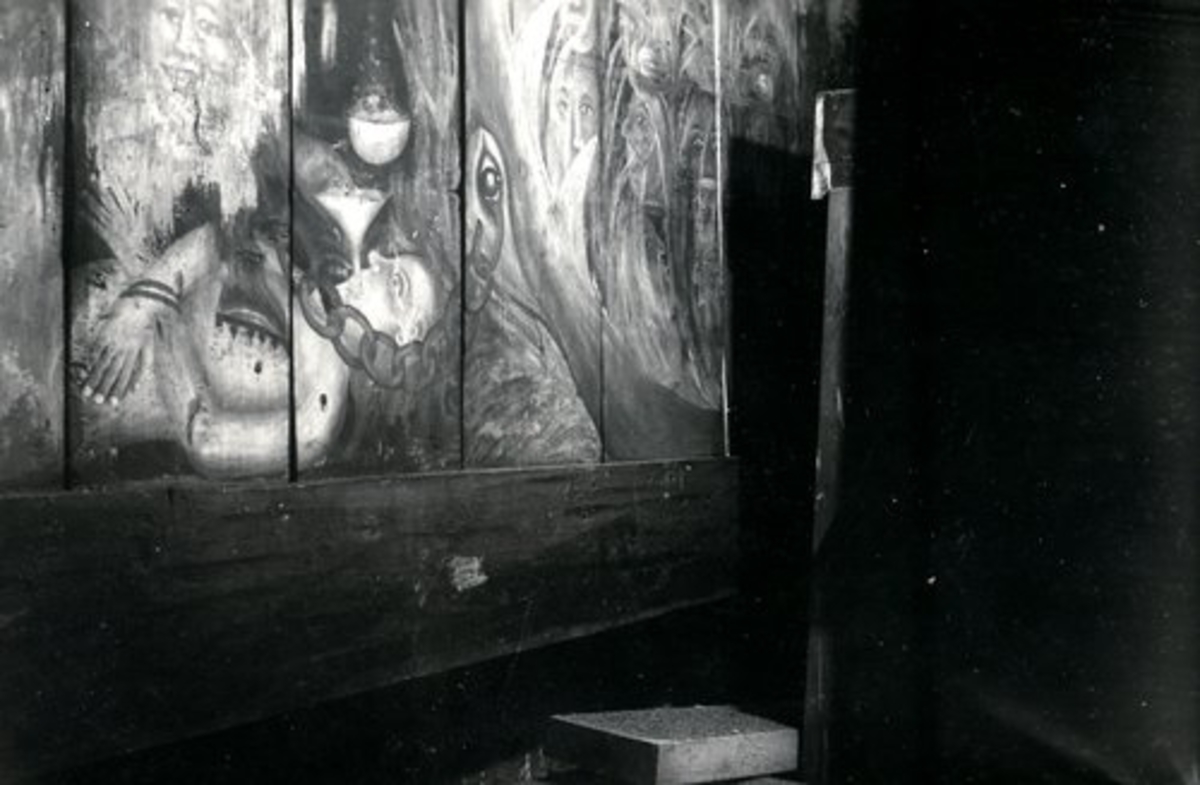 Varberg. Sällstorps sn. Sällstorps kyrka. 
Foto 1, Taket med förutvarande panelklädsel, 1950. 
Foto 2-3, Predikstol under behandling, 1951.
Foto 4, Dopfunt. 
Foto 5, Skulpturen t v föreställer S:t Olav och är från 1200-talet. 
Foto 6, Skulptur av S:t Olav från 1200-talet.
Foto 7, Skulptur tillhörande Sällstorps kyrka. 
Foto 8-9, Detalj av Hultgrens mellanmålning på vänstra gavelväggen.