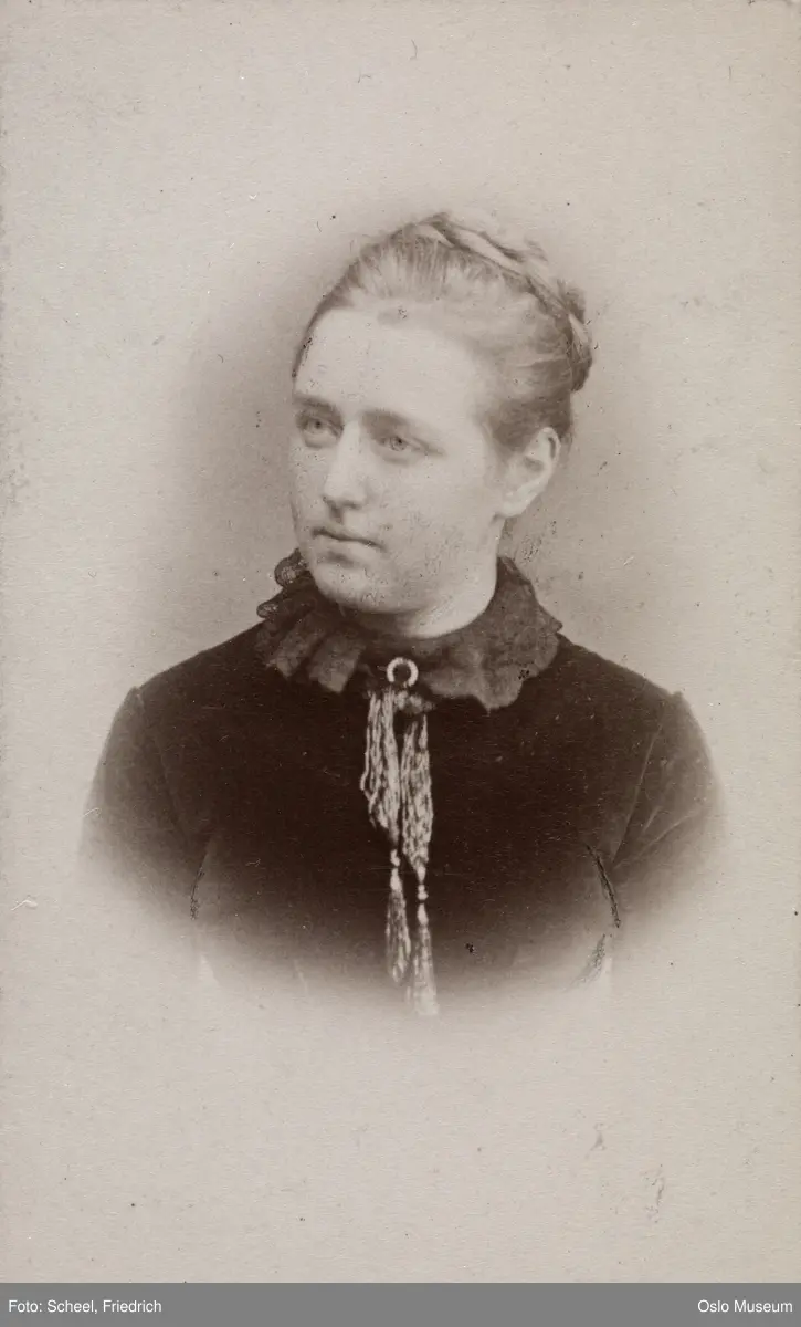 portrett, kvinne, vignettert brystbilde