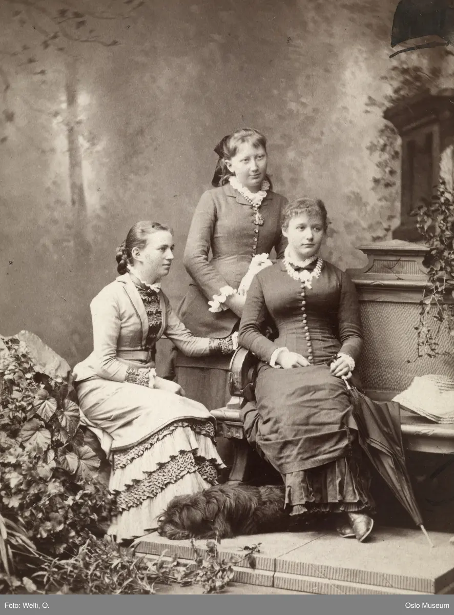 trippelportrett, kvinner, stående og sittende helfigur, hund, bakteppe