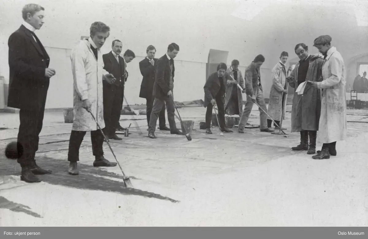 malersal, menn, malerkoster, forberedelser til kunstnerkarneval