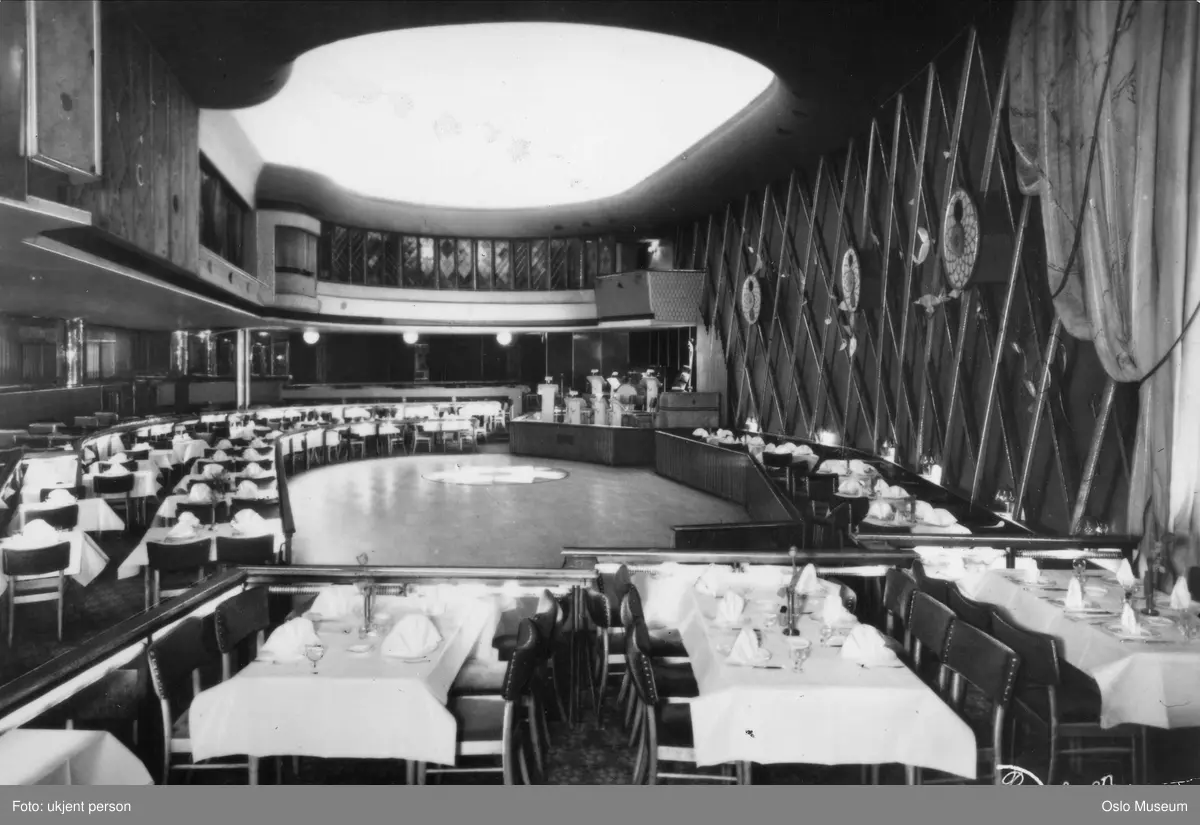Regnbuen restaurant, interiør, bord, oppdekning, podium, notestativ, Hammond-orgel