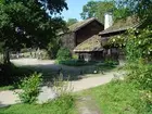 Kyrkhultsstugan på Skansen sett från Seglora kyrkas stenmur
